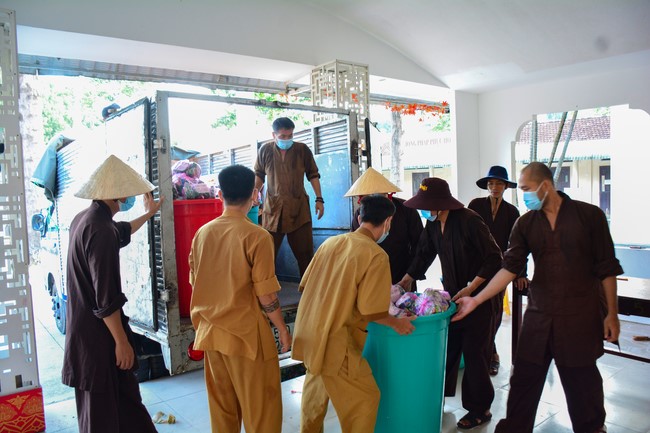 Continuing to support people in need in the Covid-19 pandemic of Hoang Phap Pagoda (series 4)